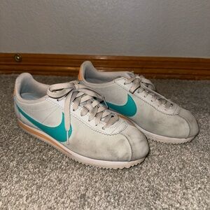 Nike Light Grey, Orange and Teal Athletic Shoes
Vintage Nike Style Size 7.5